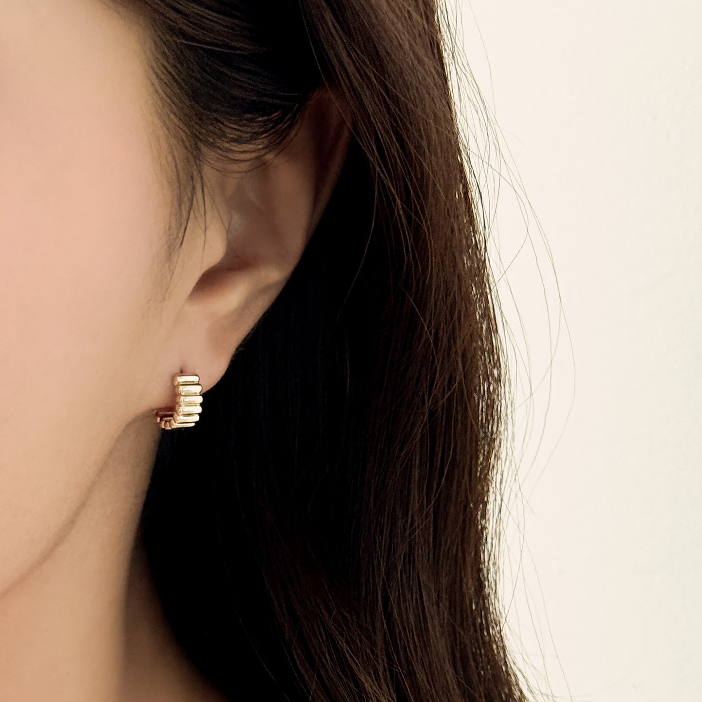 Reversible Two Tone Ribbed Huggie Hoop Earrings